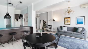 Apartemen Kota, 2 kamar tidur | Area keluarga | Smart TV 40-inci dengan saluran TV kabel