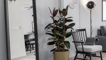 Apartemen Kota, 2 kamar tidur | Area keluarga | Smart TV 40-inci dengan saluran TV kabel