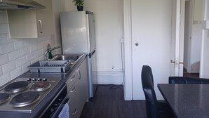 A compact kitchen with a stove, sink, and refrigerator. - Lovely 1-bed Apartment in Birmingham (Birmingham)
