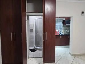 Superior Studio | Desk, laptop workspace, free WiFi, bed sheets - Goshen Lodge Spencer (Cape Town)