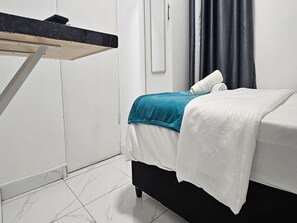 Basic-Zimmer | Schreibtisch, laptopgeeigneter Arbeitsplatz, kostenloses WLAN