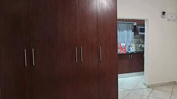 Estudio superior | Escritorio, espacio para trabajar con laptop y wifi gratis