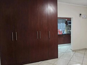 Superior Studio | Desk, laptop workspace, free WiFi, bed sheets - Goshen Lodge Spencer (Cape Town)