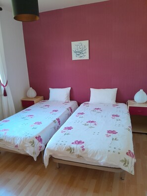 2 bedrooms, iron/ironing board, WiFi