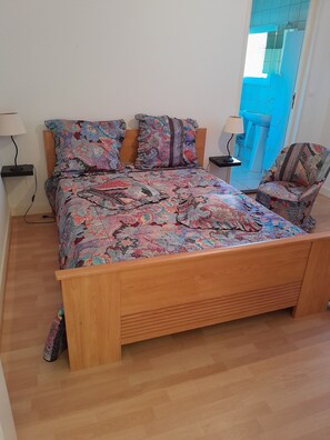 2 bedrooms, iron/ironing board, WiFi