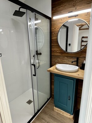 Dusche, Haartrockner, Handtücher, Seife