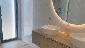 Een douche, een haardroger, handdoeken, zeep