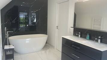 Douche, sèche-cheveux, serviettes fournies, savon