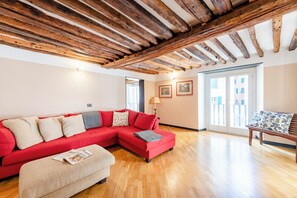 Familieleilighet, flere soverom, 2 bad (Beautiful Flat In The Historic Center) | Oppholdsområde | En 21-tommers Flatskjerm-TV med kabel-kanaler samt TV