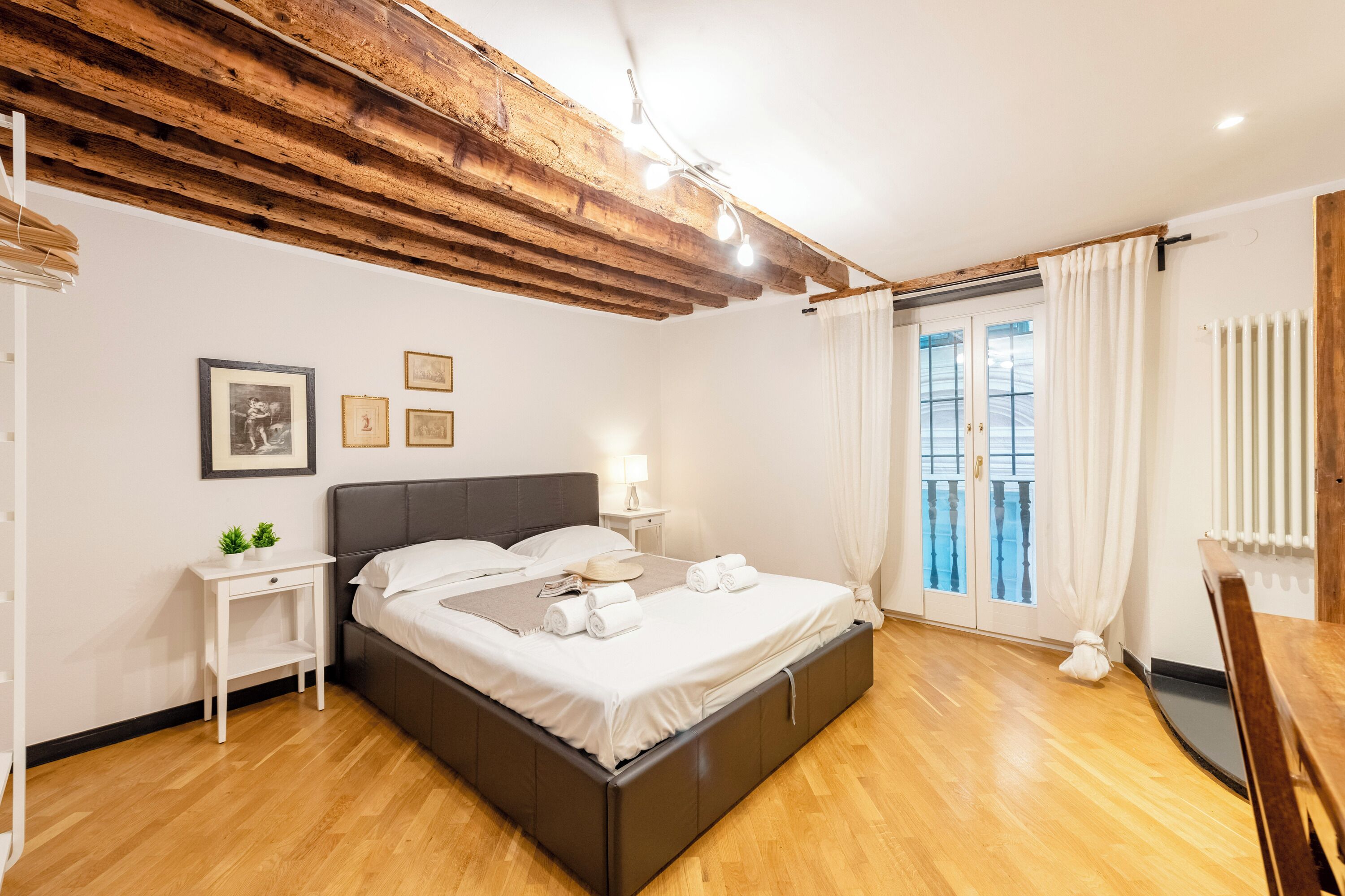 Family Apartment, Multiple Bedrooms, 2 Bathrooms (Beautiful Flat In The Historic Center) | 3 bedrooms, free WiFi, bed sheets