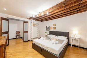 Apartemen Keluarga, beberapa kamar, 2 kamar mandi (Beautiful Flat In The Historic Center) | 3 kamar tidur, Wi-Fi gratis, dan seprai linen