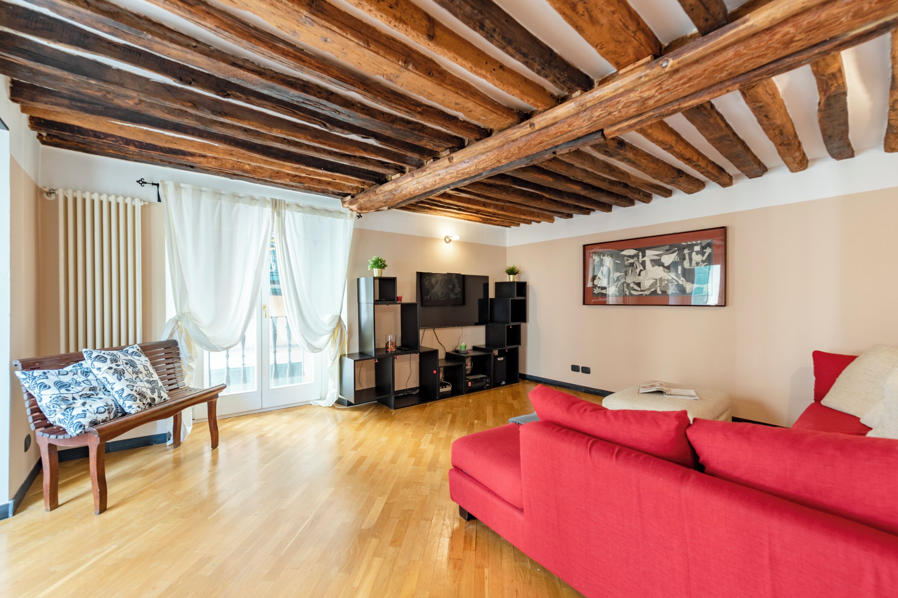 Family Apartment, Multiple Bedrooms, 2 Bathrooms (Beautiful Flat In The Historic Center) | Living area | 21-inch flat-screen TV with cable channels, TV