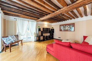 Perhehuoneisto, useita makuuhuoneita, 2 kylpyhuonetta (Beautiful Flat In The Historic Center) | Oleskelualue | 21–tuumainen taulutelevisio, jossa kaapelikanavat