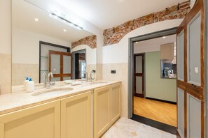 Appartement Familial, plusieurs chambres, 2 salles de bains (Beautiful Flat In The Historic Center) | Salle de bain