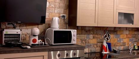 Réfrigérateur, four à micro-ondes, un four, surface de cuisson