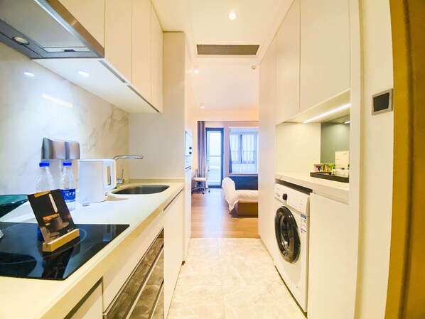 Design Apartment, 1 Bedroom, Non Smoking, Private Bathroom | 1 bedroom, premium bedding, memory foam beds, minibar - RHO HOTEL (Shenzhen)