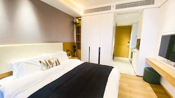 Design Apartment, 1 Bedroom, Non Smoking, Private Bathroom | 1 bedroom, premium bedding, memory foam beds, minibar