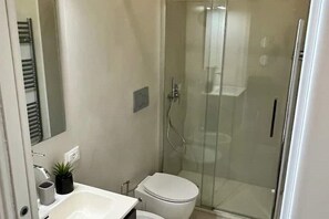 Dusche, Haartrockner, Bidet, Handtücher