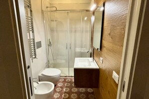 Dusche, Haartrockner, Bidet, Handtücher