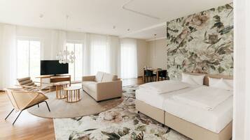 Family Suite | Bar mini, peti besi dalam bilik, meja, ruang kerja komputer riba