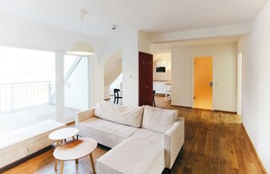 Habitación familiar | Área de sala de estar | Televisión de pantalla plana de 32 pulgadas con canales por cable 