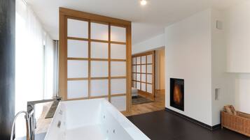 Svit | Minibar, vÀrdeförvaringsskÄp pÄ rummet och skrivbord