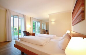 Comfort tweepersoonskamer | Een minibar, een kluis op de kamer, een bureau, een laptopwerkplek