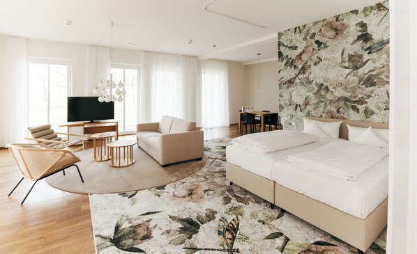 Familjesvit | Minibar, värdeförvaringsskåp på rummet och skrivbord