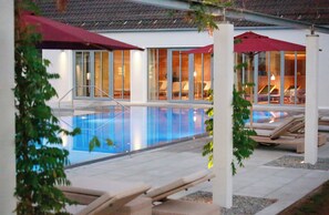 Een seizoensgebonden buitenzwembad en parasols bij het zwembad