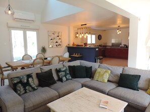 Fernseher, Kamin, Videospiele, Bücher