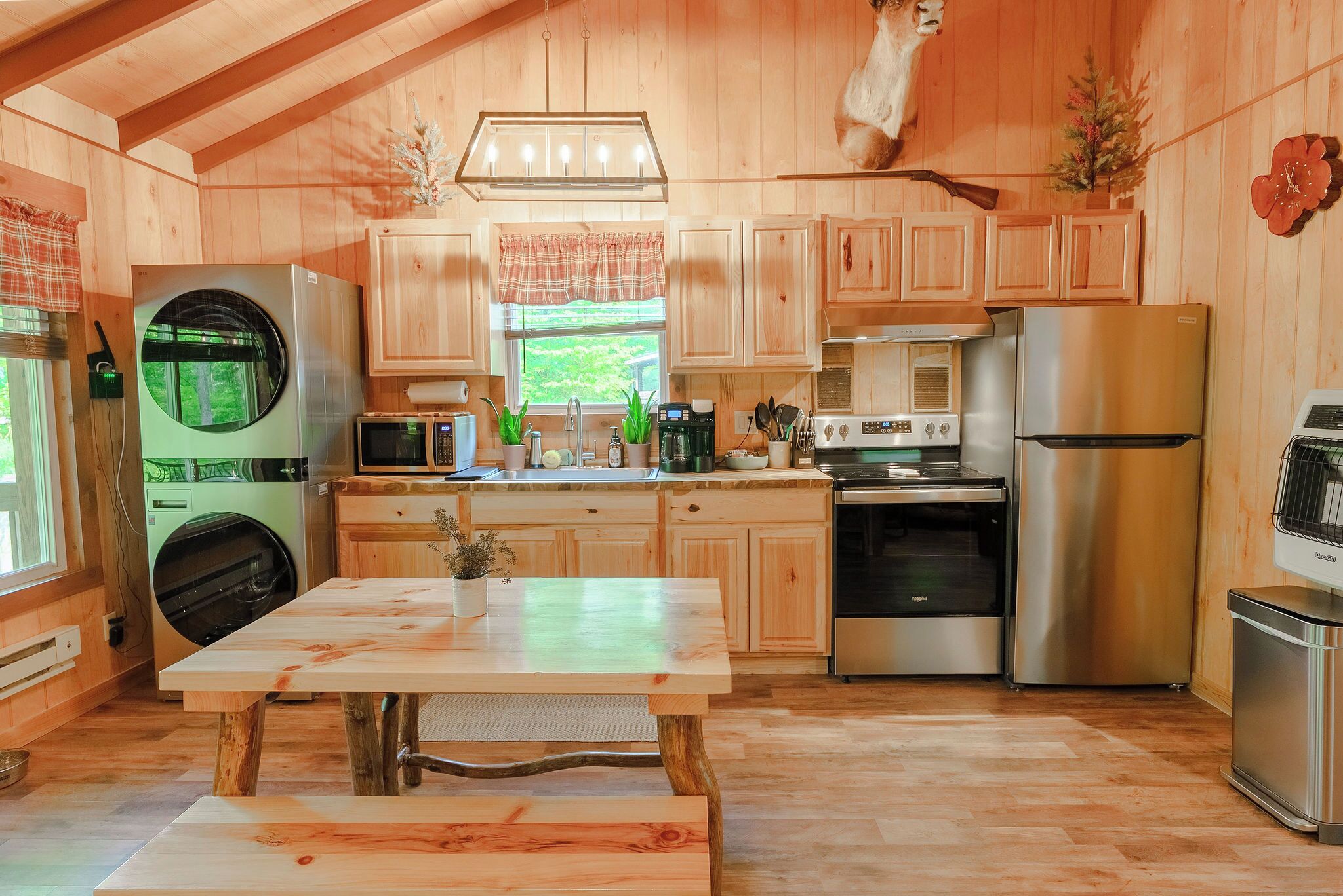 Réfrigérateur, four à micro-ondes, un four, cafetière-théière