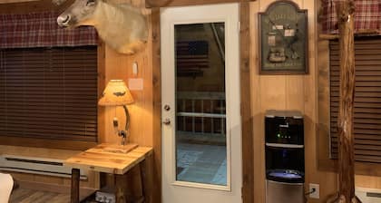 2Q Cabin near Leesville Lake ~Pets welcome~