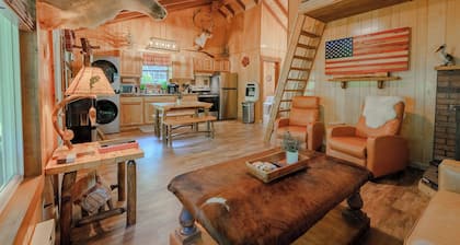 2Q Cabin near Leesville Lake ~Pets welcome~