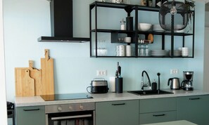 Réfrigérateur, un four, surface de cuisson, lave-vaisselle