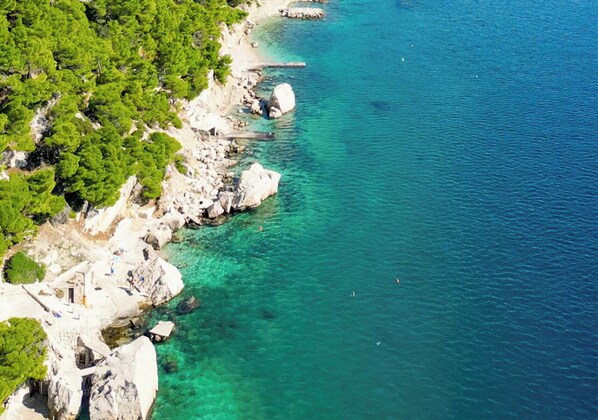 Sur la plage, chaise longue