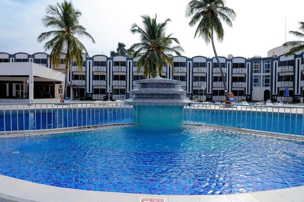 Kolam renang outdoor, dengan pengawal renang di properti