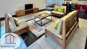 Een modern appartement met een woongedeelte, eetruimte en keuken.