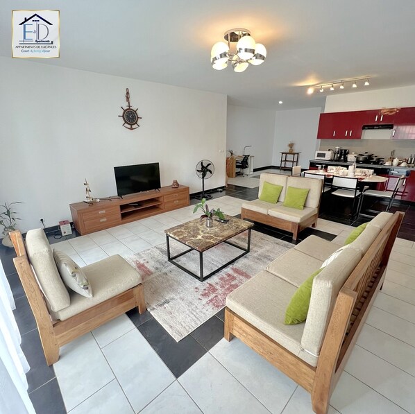 Smart TV - E&D Appartement avec 2 jardin privé, Calme et Sécuriser, Idéal pour les Familles (ANTANANARIVO)