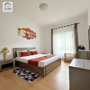 2 habitaciones, escritorio, tabla de planchar con plancha y wifi gratis 