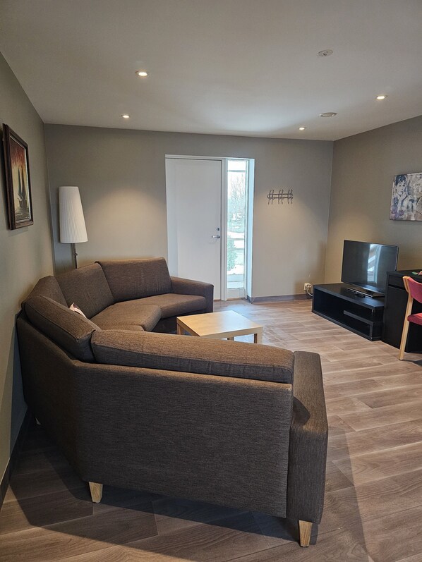 Apartamento, vistas al patio | Zona de estar | Una Smart TV