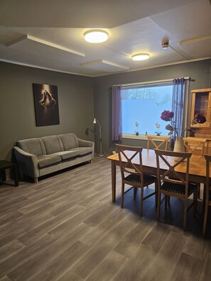 Toetasjesleilighet | Spiseområde på rommet