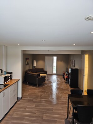 Apartamento, vistas al patio | Cocina privada | Nevera en la zona común y microondas en la zona común