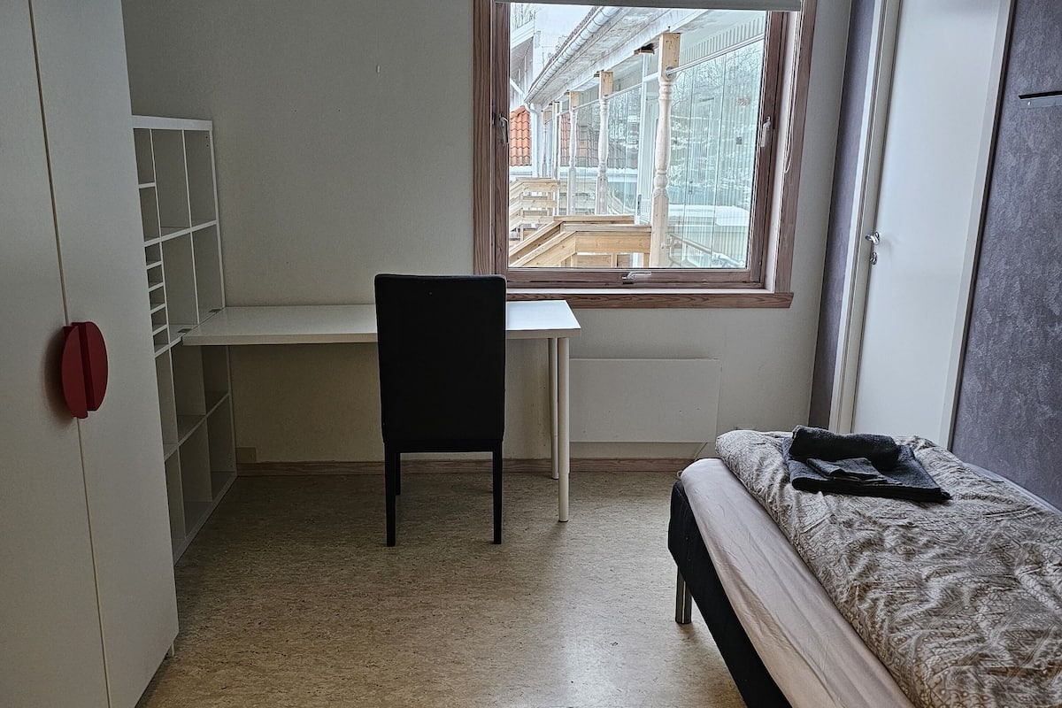Eenvoudige eenpersoonskamer | 1 slaapkamer, een bureau, een laptopwerkplek, gratis wifi