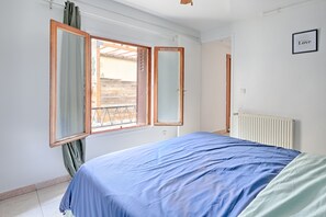 3 chambres, fer et planche à repasser, Wi-Fi, draps fournis