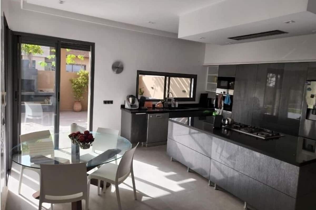 Family Villa, 3 Bedrooms, Garden View | Private kitchen