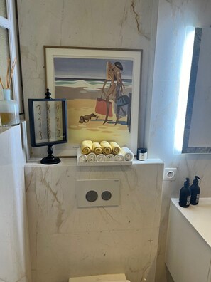 Douche, sèche-cheveux, serviettes fournies, savon