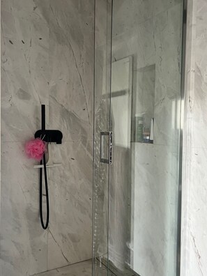 Dusche, Haartrockner, Handtücher, Seife