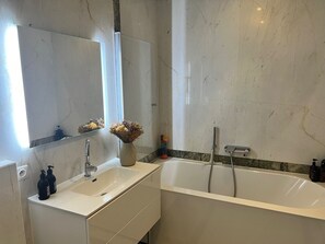 Een douche, een haardroger, handdoeken, zeep