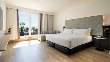 Desk, soundproofing, free WiFi