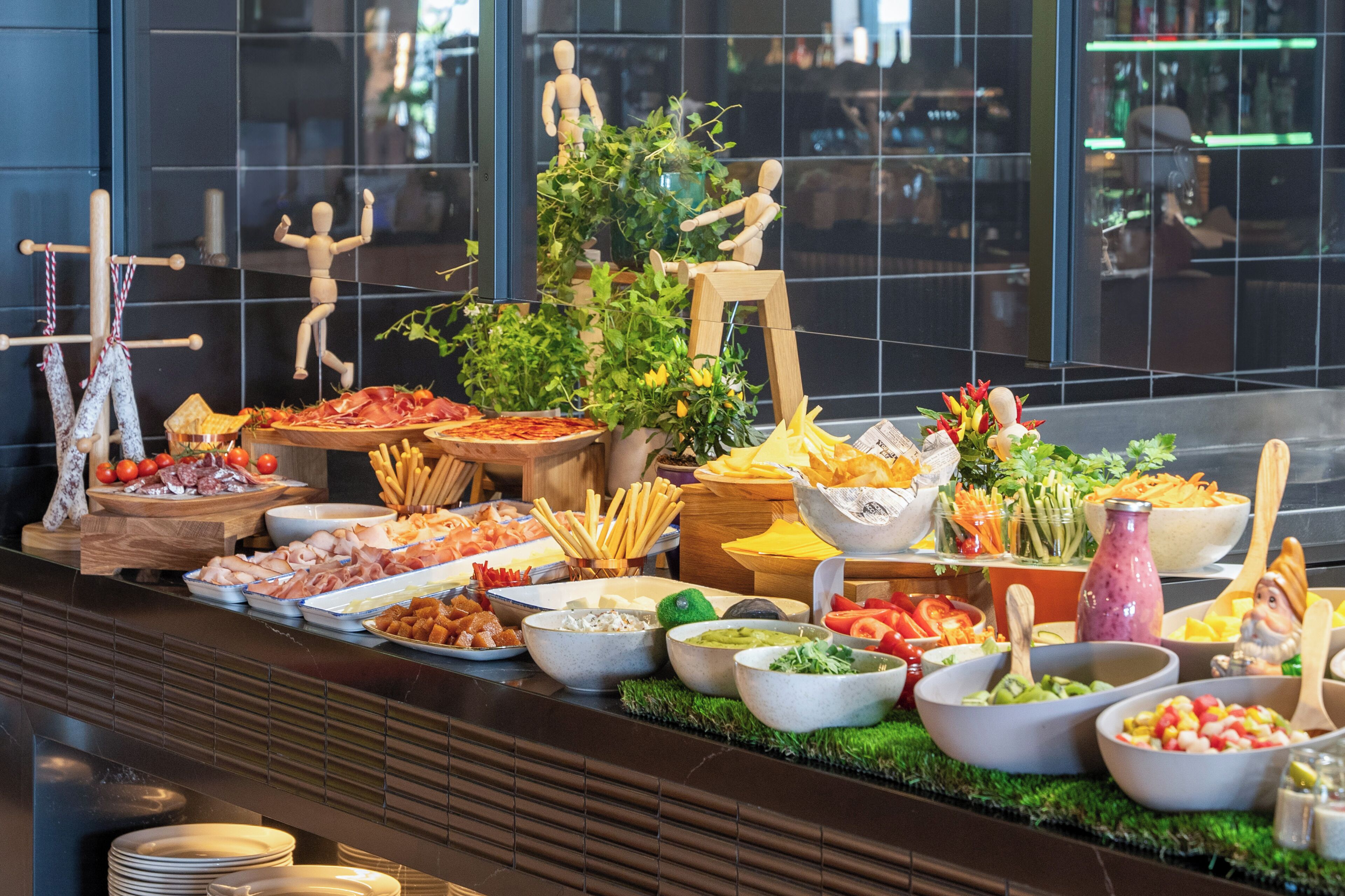 Ein Buffet mit verschiedenen Speisen und Holzskulpturen.